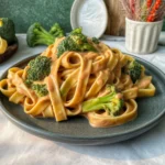 Fettuccini en crema chipotle con camarones y brócoli