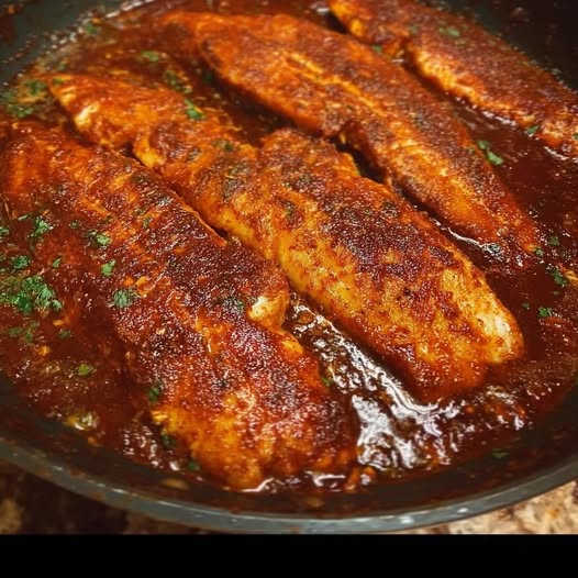 Filetes de pescado en salsa de guajillo y chipotle