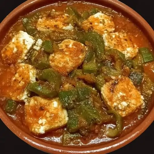 Nopales en Salsa con Queso Fresco